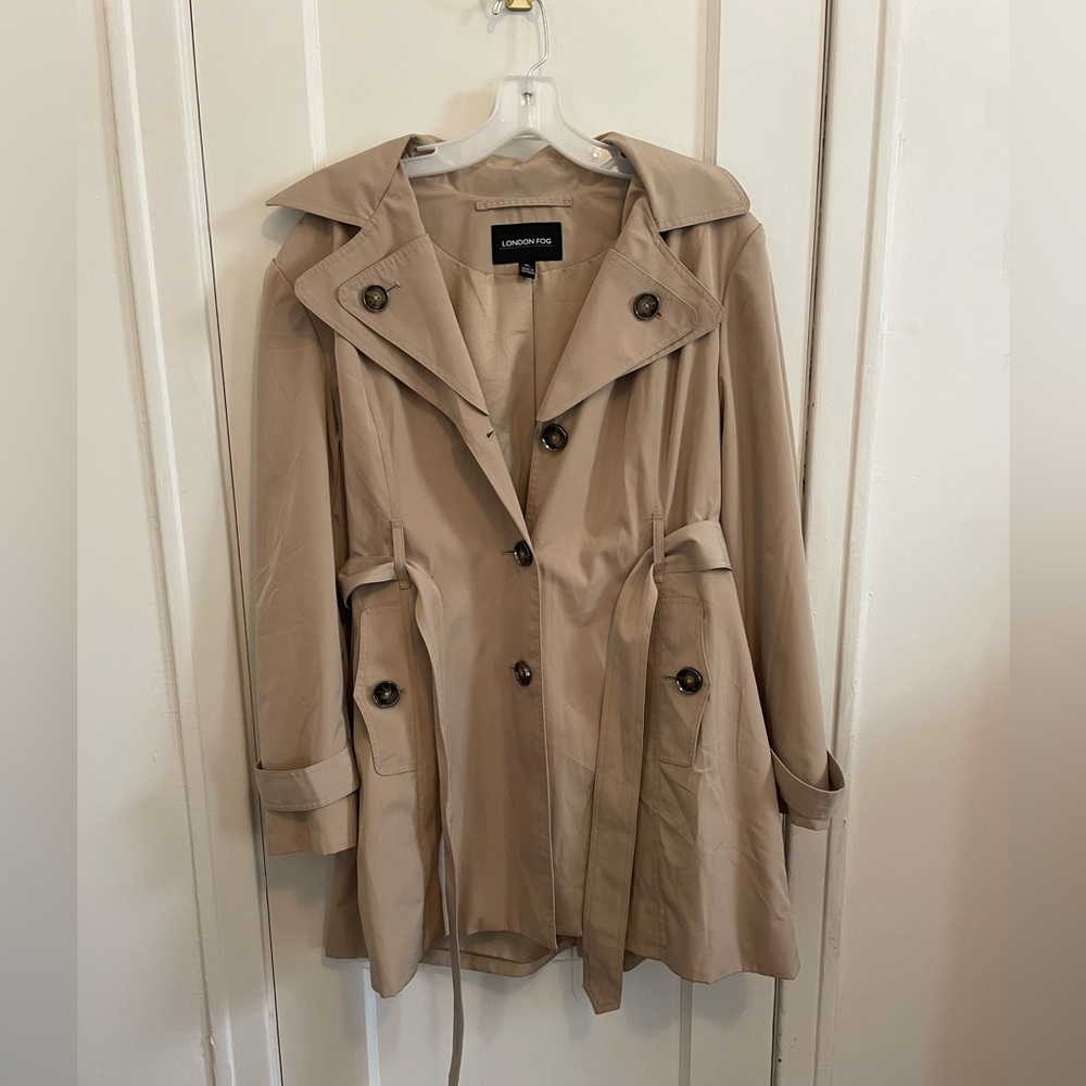 London Fog mid length trench. Size XL. Good condition.